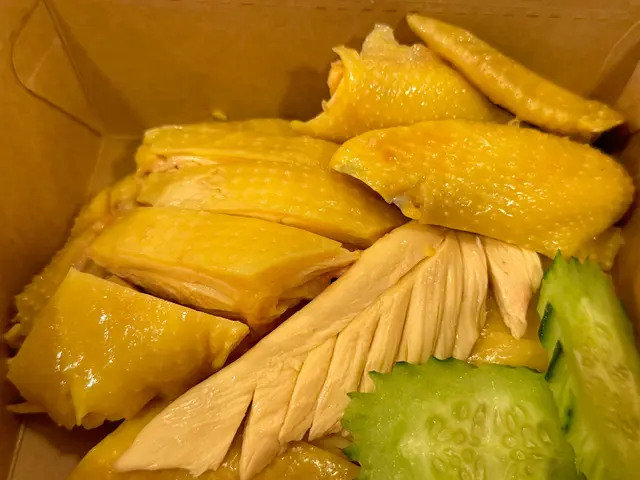 好久都沒吃到無骨海南雞了 雞件斬得乾淨利落 啖啖肉 又滑嫩滑嫩～
他們的泰式秘製醬汁 酸辣辣 給了大大的兩大盒 一定要把海南雞沾著吃
更惹味 讓人胃口更開了😆下飯到不得了～～