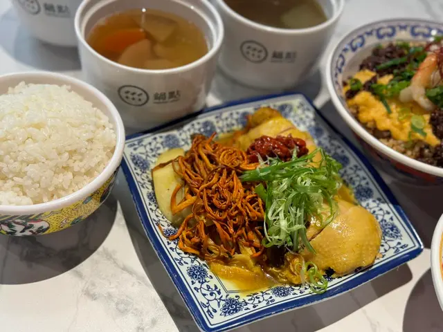 別不同蟲草花山藥蒸無激素雞髀配白飯