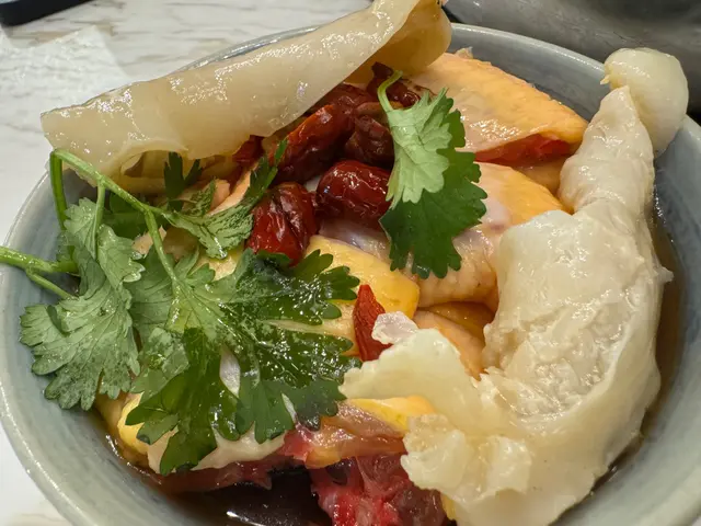 這份超強 直接附上一份花雕花膠醉雞 酒味香濃 這湯煮到後面還帶份甜感 好喝又暖身～