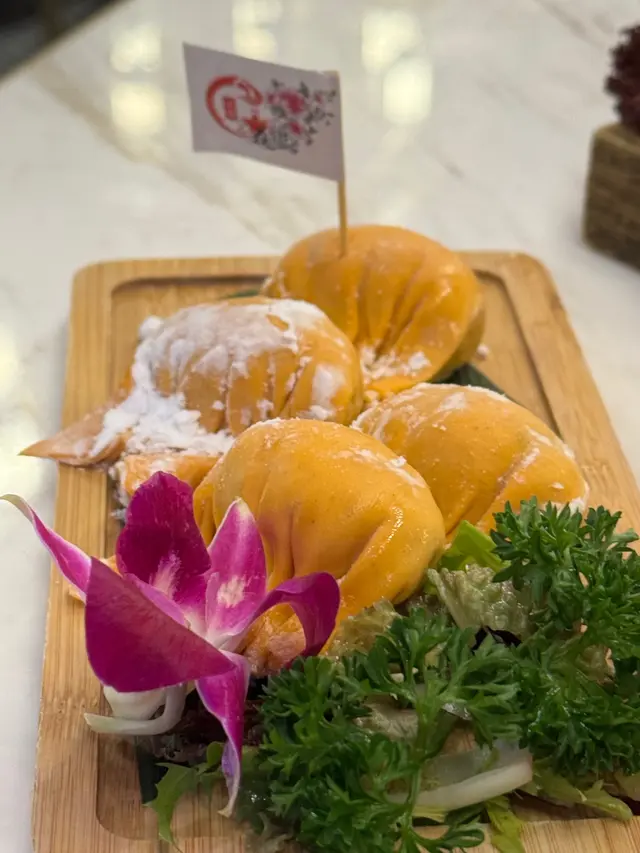 滿大一顆的！！若你是湯控 愛湯頭香濃的 這份就很適合你了～～
雞肉餃子🥟本來自身的味沒到很濃 變得和每個火鍋🍲湯都好搭～