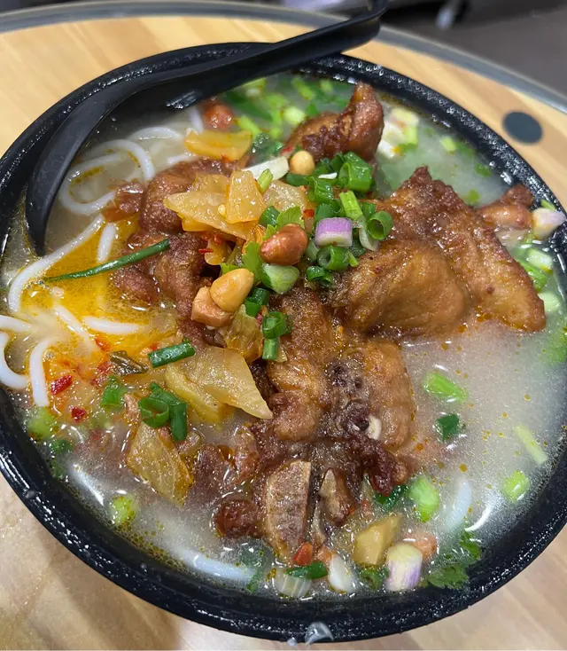 酸辣豬扒米線