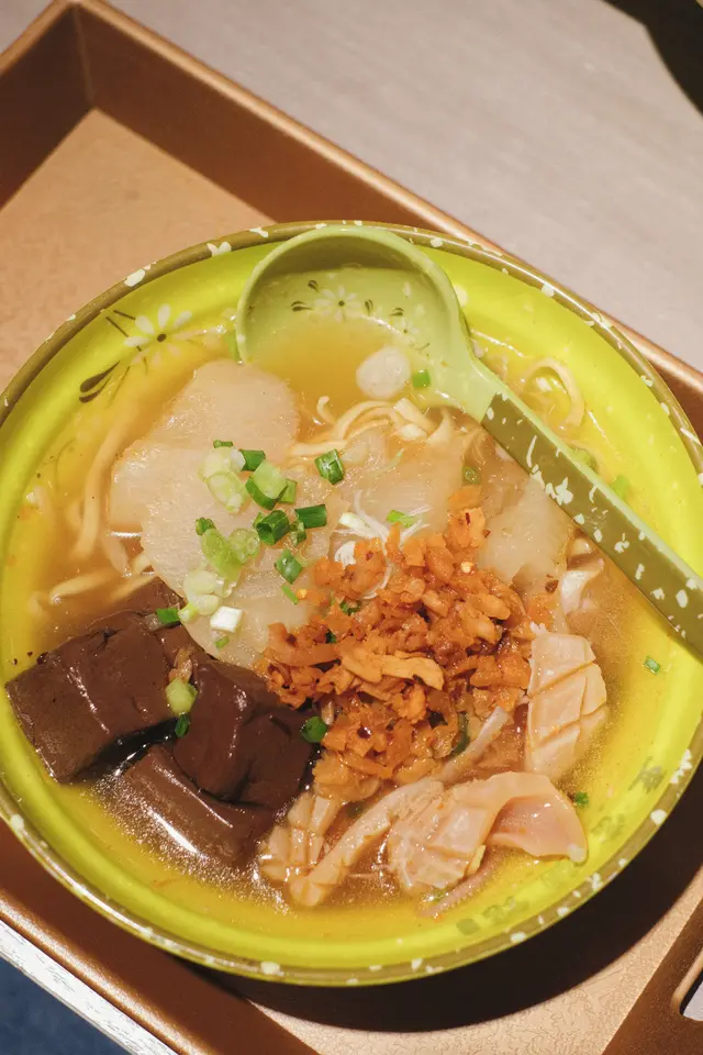 豬紅白蘿蔔水魷粗麵 (清湯)