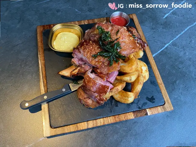 風干德國脆豬手配薯角·芥末蜜糖醬