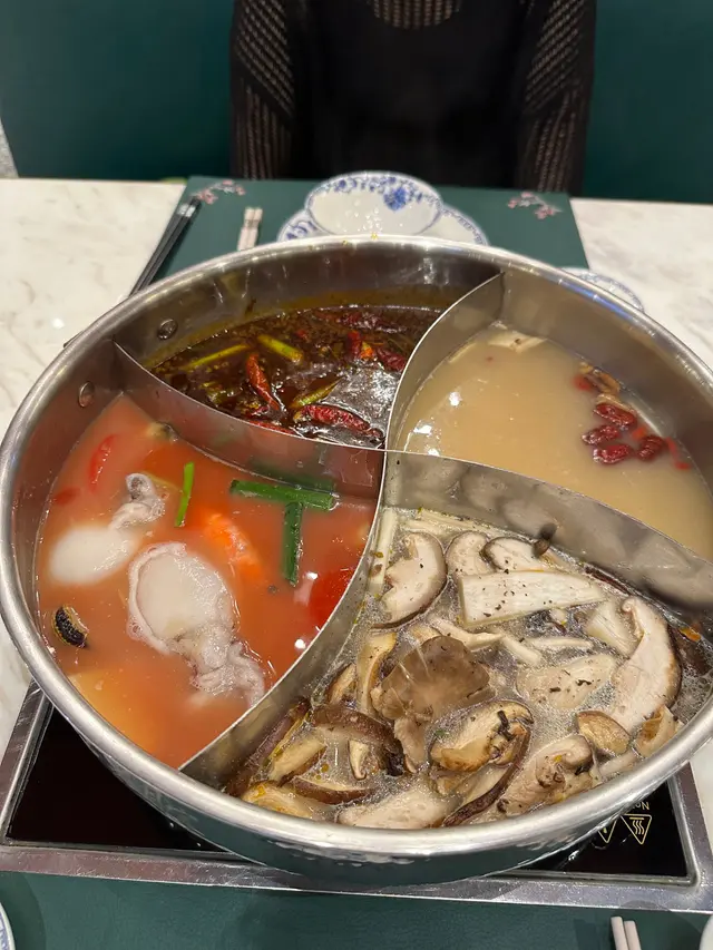 花月宮特色四格鍋