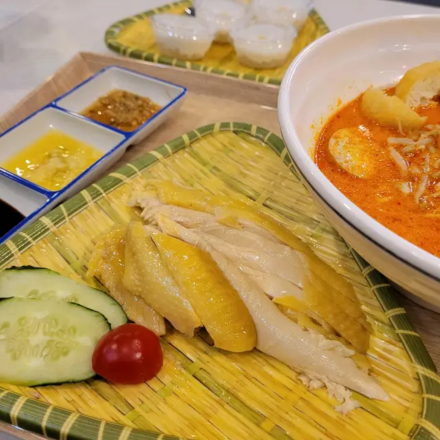 暢和號招牌海南雞配喇沙湯麵