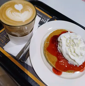 忌廉士多啤梨热香饼配热香椰鲜奶咖啡