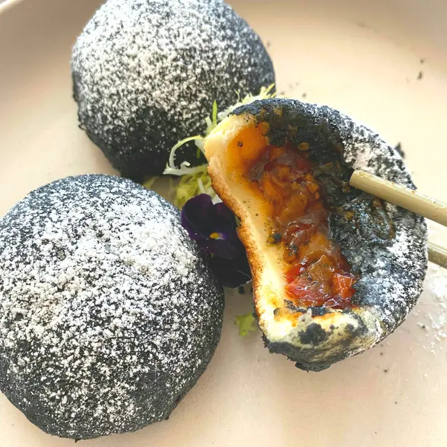 竹炭叉燒餐包 - $62