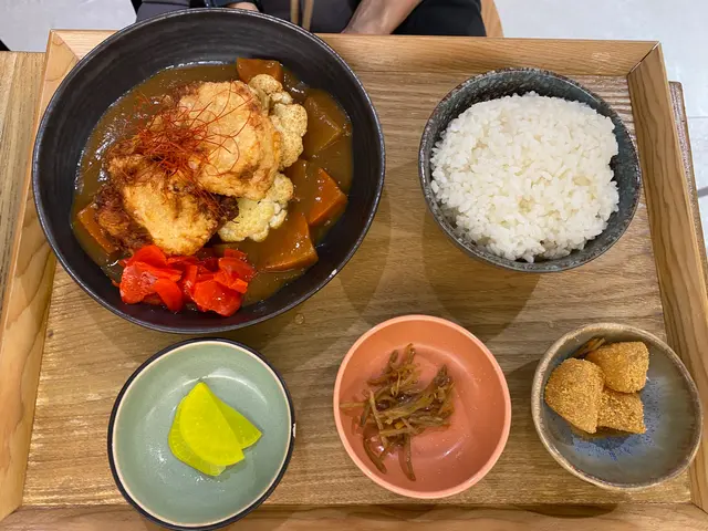 日式咖喱唐揚猴頭菇野菜定食