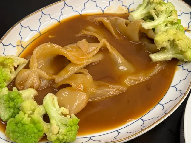 真的嚇到 $0好吃😋花膠* 太快樂啦😆！！（*請留意文底📌免費送你花膠📌）
而且份量還不少💗超大一塊 店家細心附上刀叉🍴但其實用不上刀叉
輕輕一切 就已經可以切開 超軟又香又完全不腥 鮑汁還香濃
相信沒仼何家人會抗拒～～大家都一定會開開心心🥰的分著吃～