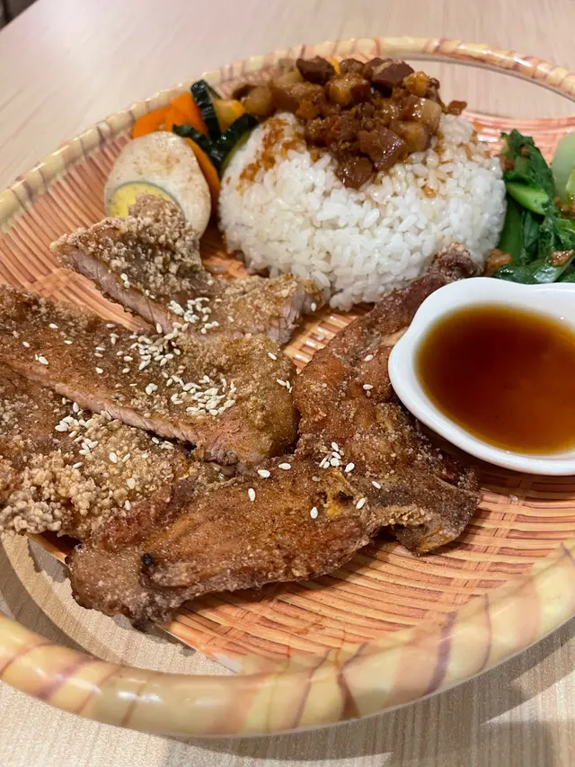 鮮梅佐豬排滷肉飯