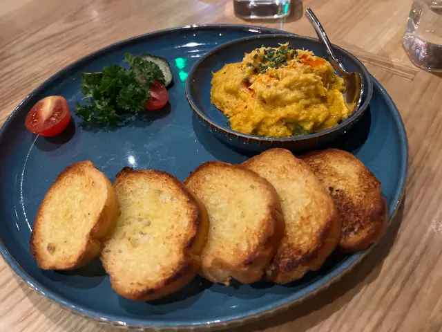 黃咖喱蟹肉 蒜蓉包