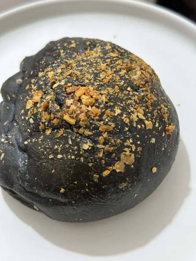 琳琅滿目每顆都好像很好吃😋～～問店員自己最愛/ 店賣的最好 「竹炭咖哩雞肉包」 噢～這份咖哩及薯薯混合 小小塊雞肉 半滿空氣感 
竹炭包 黑黑沒到膨膨鬆鬆 讓咖哩主角更突出～～