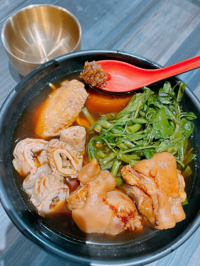 油麵、通菜、滷水豬大腸、滷水雞翼、滷水豬手