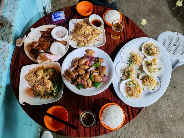 #foodie #FoodieLife #FoodieLife #香港美食 #大排檔 #乳鴿 #椒鹽鮑魚 #豉椒炒蜆 #椒鹽鮮魷 #蒜蓉扇貝