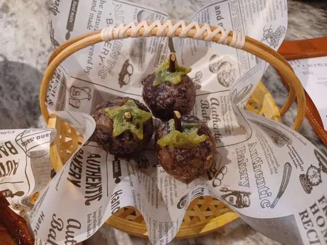 非常山竹。個山竹造到好似海賊王個蝙蝠果實。小朋友一定好鍾意。賣相滿分。內餡有龍蝦汁及蟹肉。外皮係山竹。內裏係海鮮。味道好新奇。