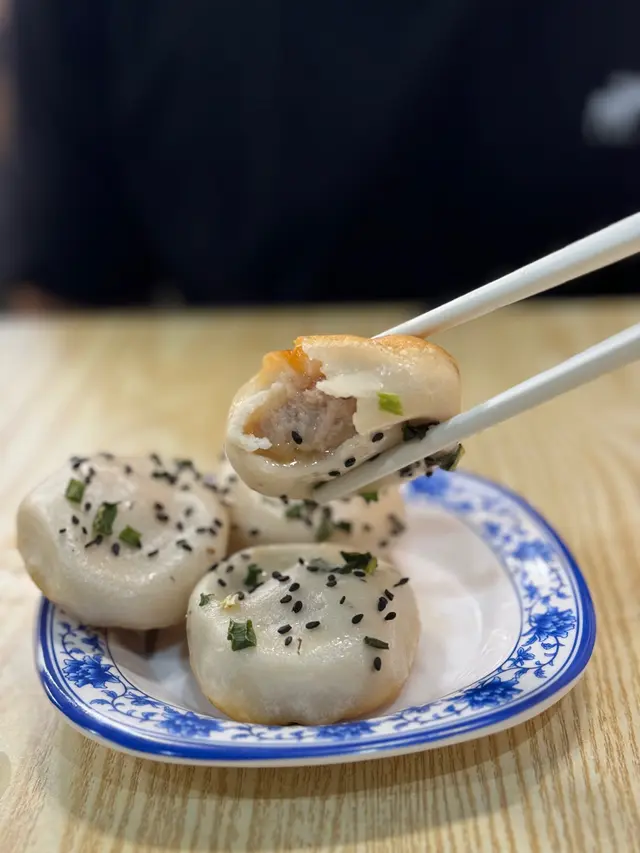 上枱熱辣辣💨咬落去湯汁爆晒出黎💥
外皮煎香 皮薄肉嫩👍🏻