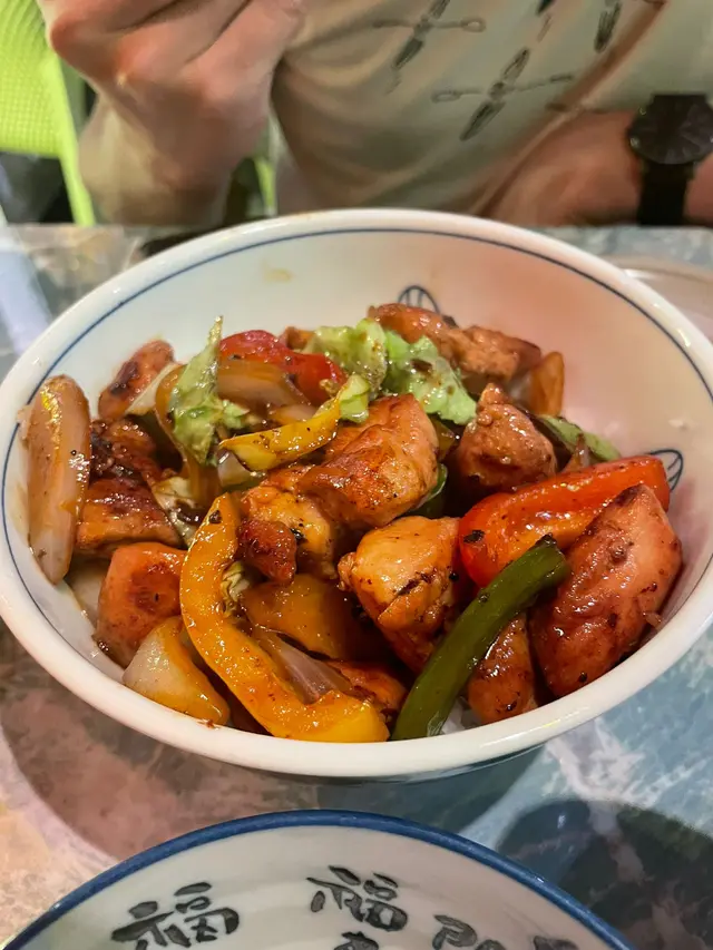 五目雞肉伴炒蓋飯