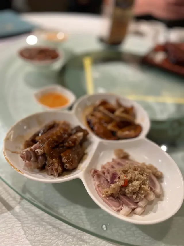 頭盤黎講已經相當出色
我地簡左鴨翼、豬耳同￼燻蹄
每道都好入味 特別推介豬耳😋