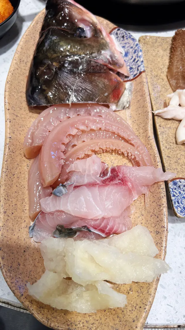 再来一盘大魚頭、脆鯇片、水魷魚，推荐脆皖鱼，脆脆的口感，大赞