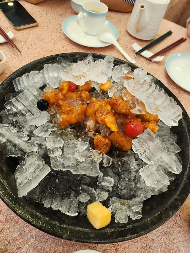 負分....相中已經被我整理過, 比較好看些, 第一次食到冰鎮係一排排冰都沒有保鮮紙包好, 出來的樣子好似: 排冰炒咕嚕肉...但就只有相中見到幾件肉粒, 沒有太多了....藍莓已經變壞...菠蘿粒是淺白色, 我都分不清是否用了菠蘿芯來切粒粒