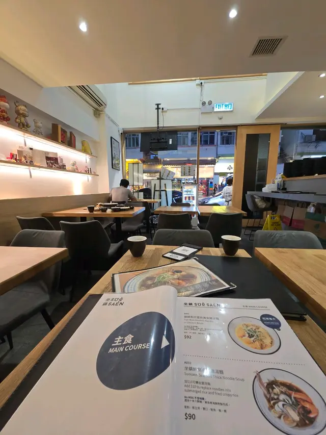 融入不少木嘅元素,環境光猛