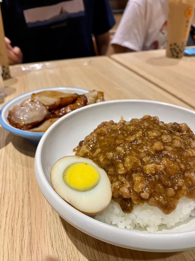 香煎豬頸肉配肉燥飯
