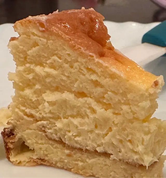 分開兩次焗嘅蛋糕
鼻哥嘅味道同舌頭嘅味道都不足夠
口感亦都唔夠流質

開很好地方就自然多人買．．笑￼￼￼