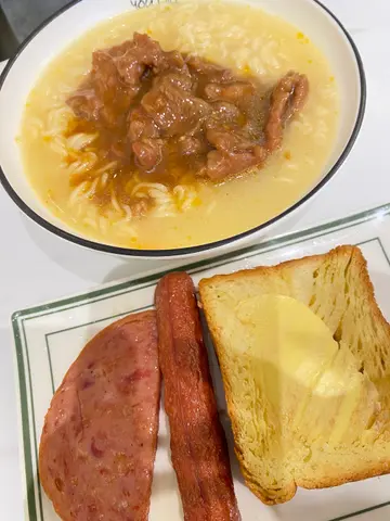 谂住试吓佢地早餐，但口味都偏油、偏咸味，我地都冇食晒