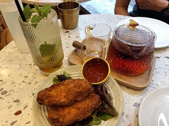 秘製脆香雞翼  /  蜂蜜伯爵紅茶  /  熱情果青檸薄荷梳打