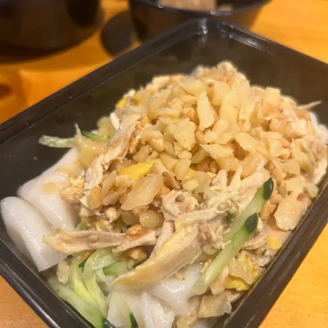 手撕雞筲箕河粉