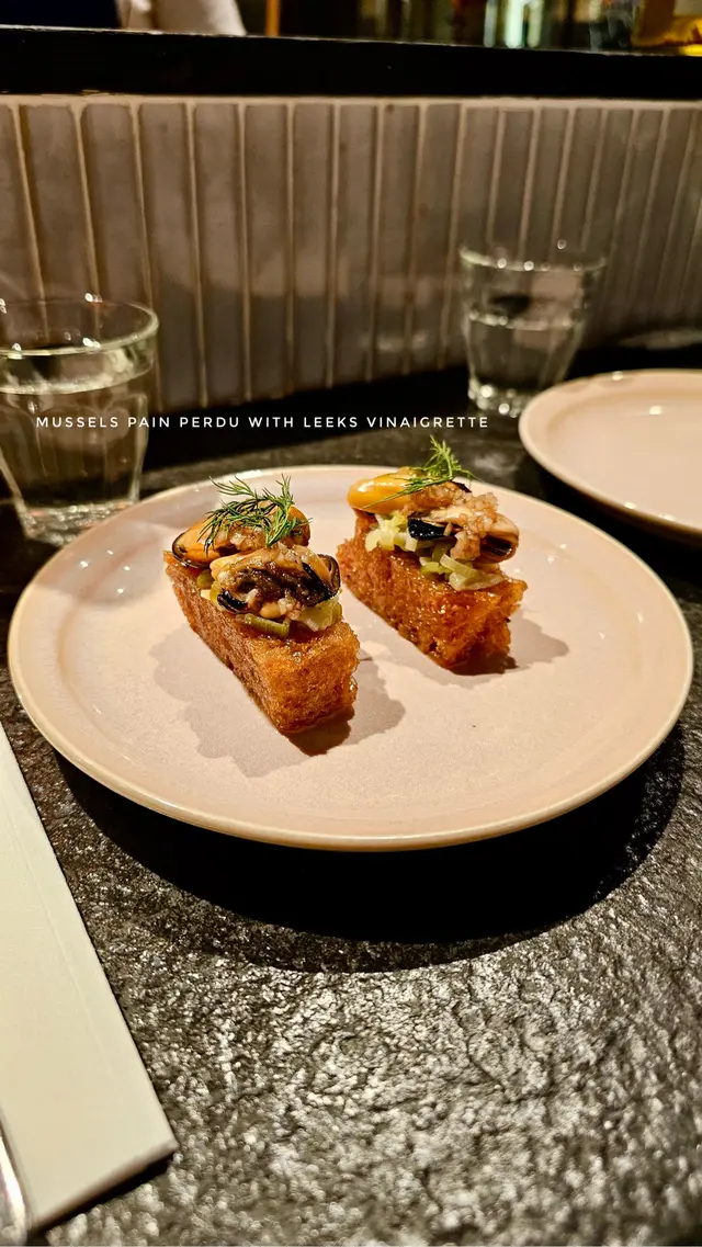 Mussels pain perdu with leeks vinaigrette