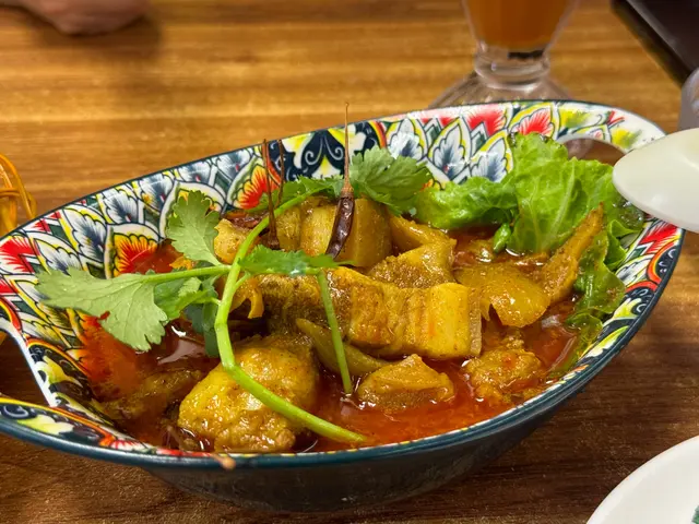 甜甜酸酸辣辣，五花腩入味又香又好味，估唔到啲薑係好夾好好味