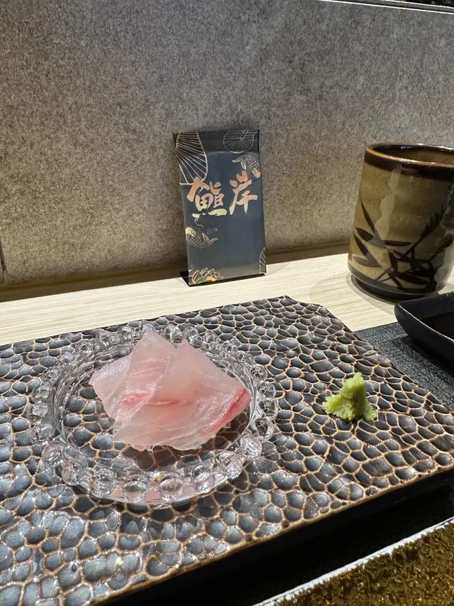衣左目