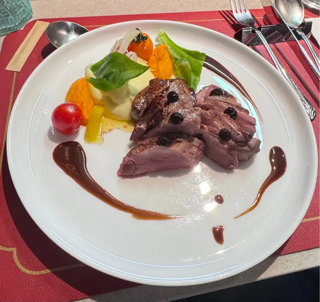 香煎鴨胸配朱古力肉汁