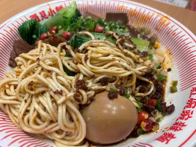 經典紅碗豌雜麵，麻味濃郁。