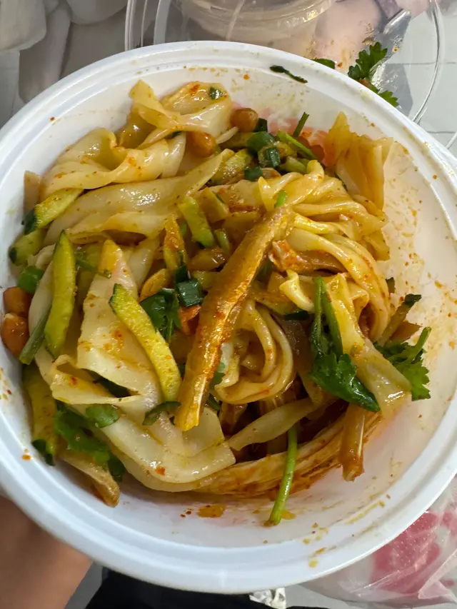 態度惡劣，二樓店員死老竇個樣
個粉紅頭髮肥閪女人，態度差劣，
未開口，已經幫我加辣，加蔥。

仲串返客人。串過馬x。
