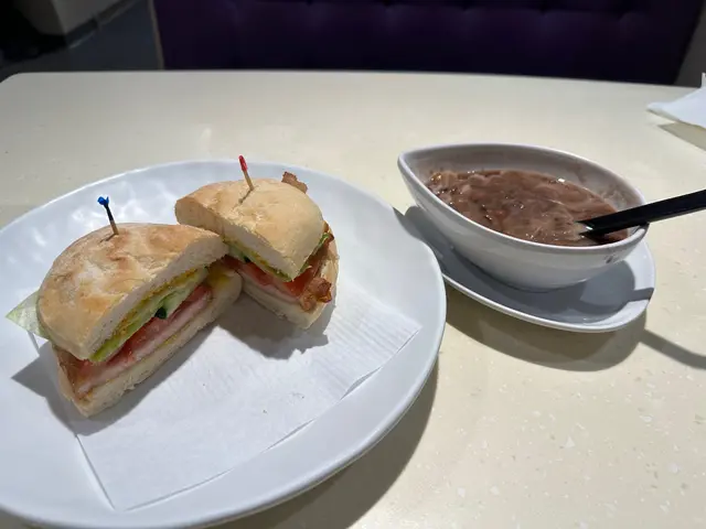 豬扒包好一般，因為豬扒比較細薄又唔太Juicy，糖水比較出色，用了料夠，如果再熱啲就好啦🫶🏻