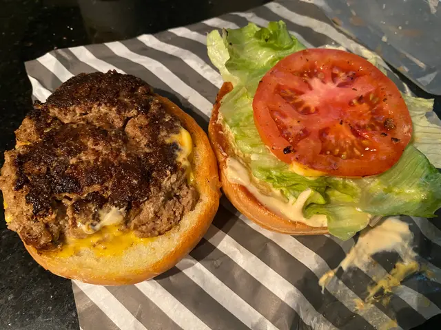 包、帶點芥末味的芝士醬汁都好吃。但主食”安格斯牛漢堡”每啖都食到筋要吐…. 肉汁亦唔夠。好難接受吧