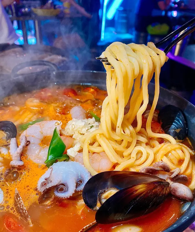 番茄韓式辣海鮮湯 配中華麵