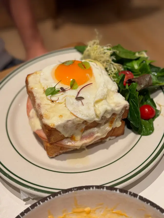 煙火雞,金巴利汁,蛋黃醬,瑞士芝士, Parmesan 芝士🧀,煎蛋&沙律🍳🥗
麵包吸入芝士汁,再加上蛋汁,鬆軟多汁,十分邪惡
🥹同行男生表示最鍾意係呢一個麵包