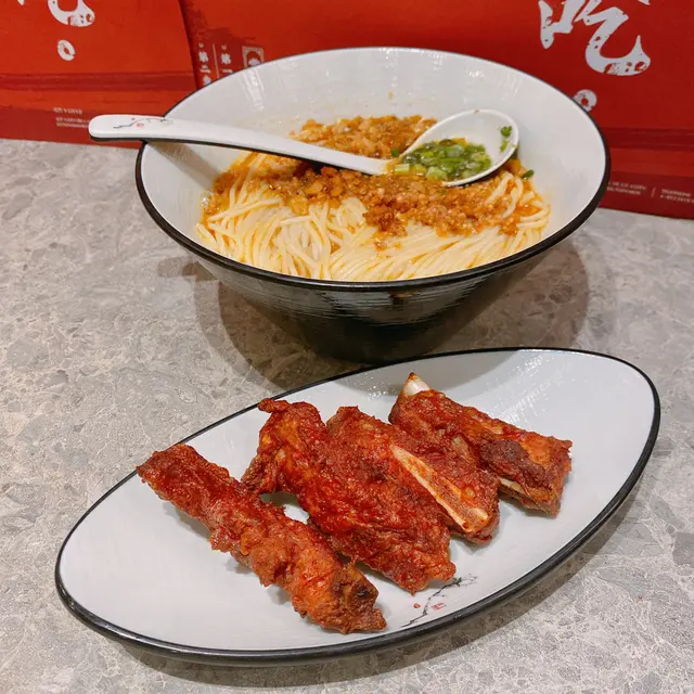 蒜香小排骨擔擔麵