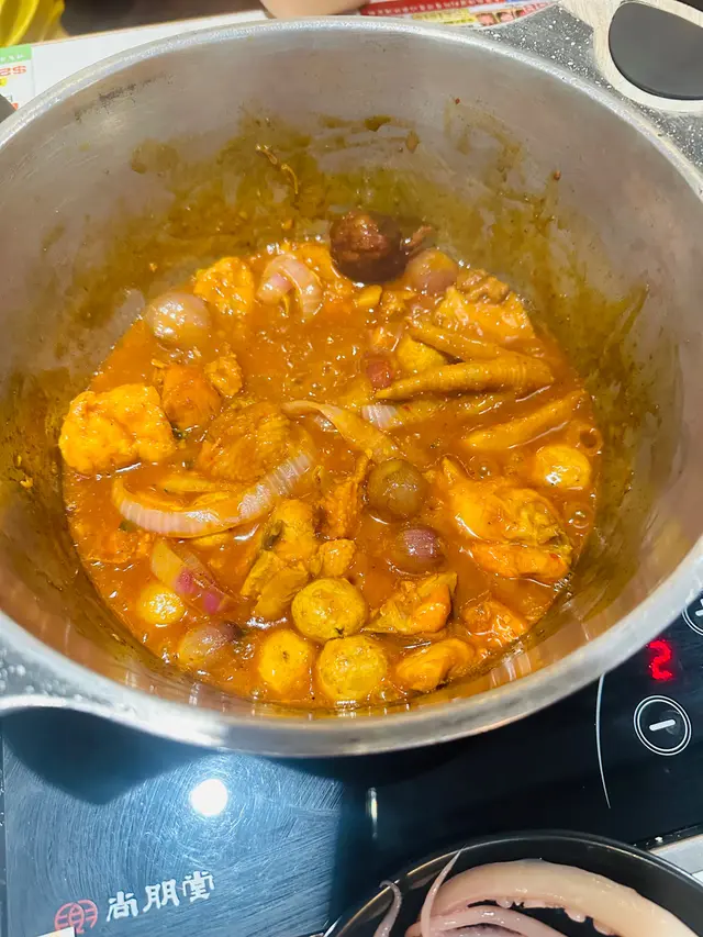 雞煲有啲配料,但好咸,平平無奇