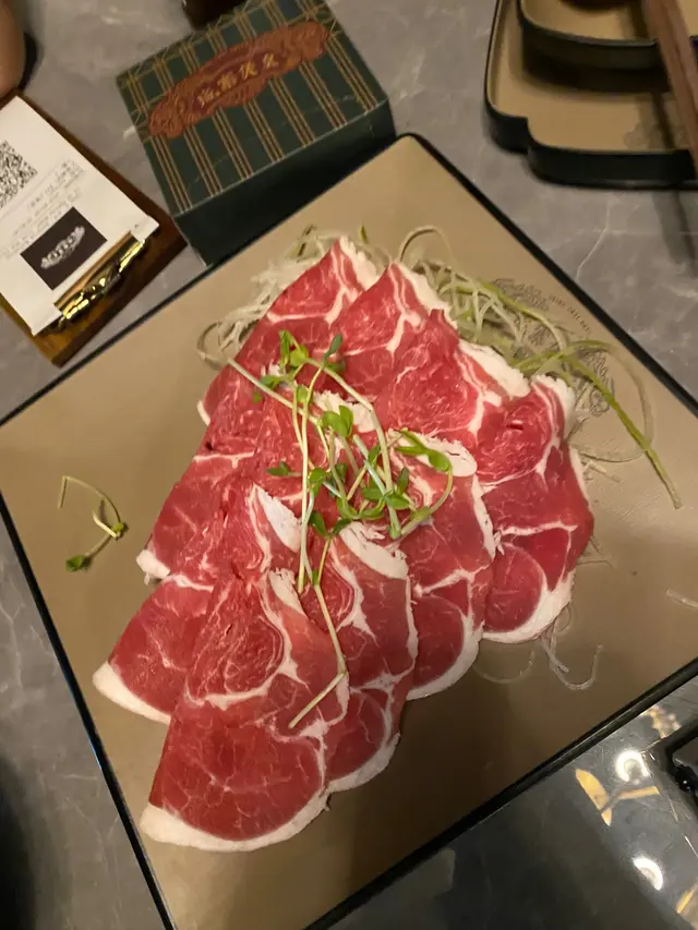 我去左尖沙咀嘅城寨煲皇食晚餐，揀咗堂食。個人消費大約係500蚊。如果係外賣嘅話，我會揀自取或者送餐。今晚同我一齊食飯嘅係我個好朋友，我哋嚟緊開心嘅朋友聚會。

我揀咗好多好食嘅菜嚟試下。首先，我飲咗花膠雞湯火鍋湯底，好鮮美，有花膠嘅香味。然後，我試咗個煲仔雞，味道獨特，雞肉嫩滑多汁。牛胸爽同牛頸脊都係我推薦嘅菜式，個牛肉好鮮嫩，口感好細緻。仲有羊肉、手打墨魚丸、紅薯粉、娃娃菜同花雕醉牛等等，每一樣菜都好好食，留低好深刻嘅印象。

我揀呢間餐廳同呢啲食物嘅原因係因為我啲同事介紹咗俾我