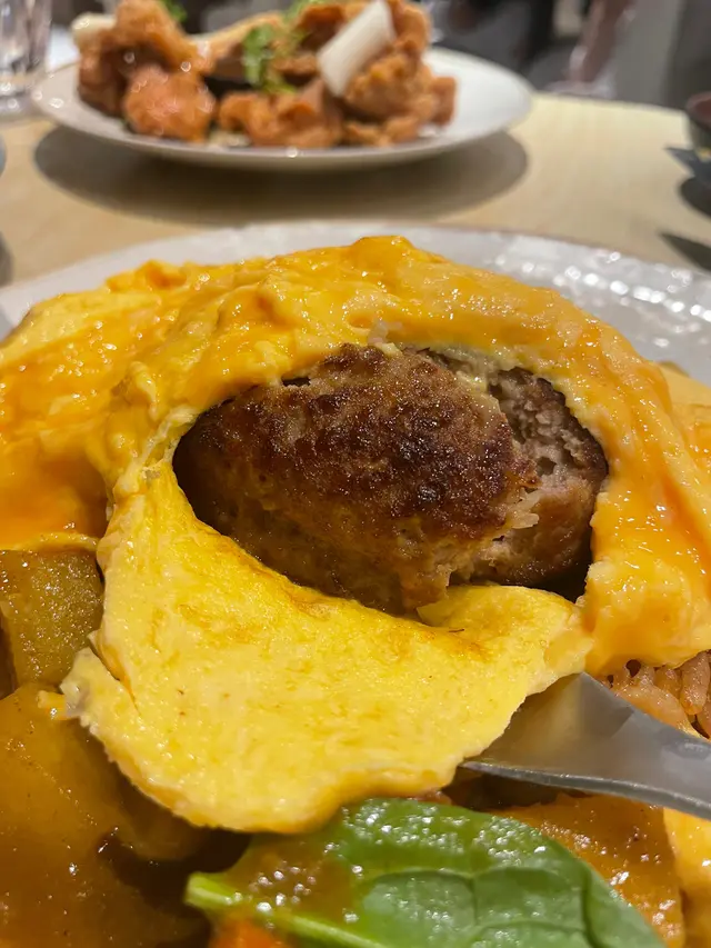 咖哩甘蔗蛋包飯配漢堡扒