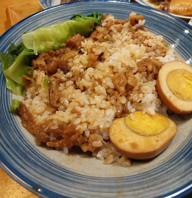 滷水蛋滷肉飯