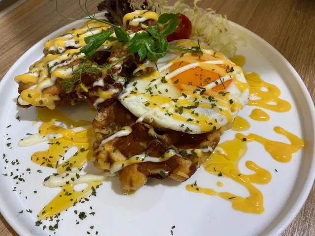 比利時窩夫配香脆炸雞 芝士醬 太陽蛋