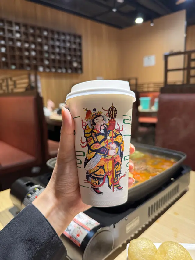 當中的珍珠量有半杯以上 黑糖還滿濃郁的 大家來吃時 也來點點看吧～～