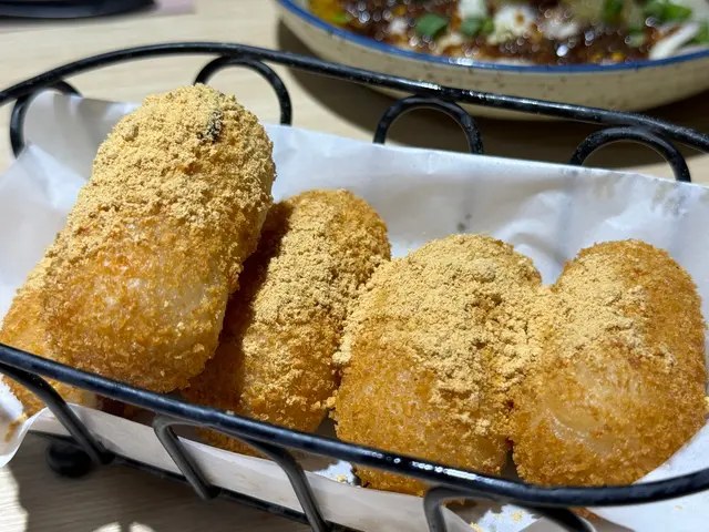 爆醬紅糖糍粑 才$26 但還滿多隻的 紅糖還要真的會炸出來 大家熱騰騰吃時 真要小心被燙到舌頭👅