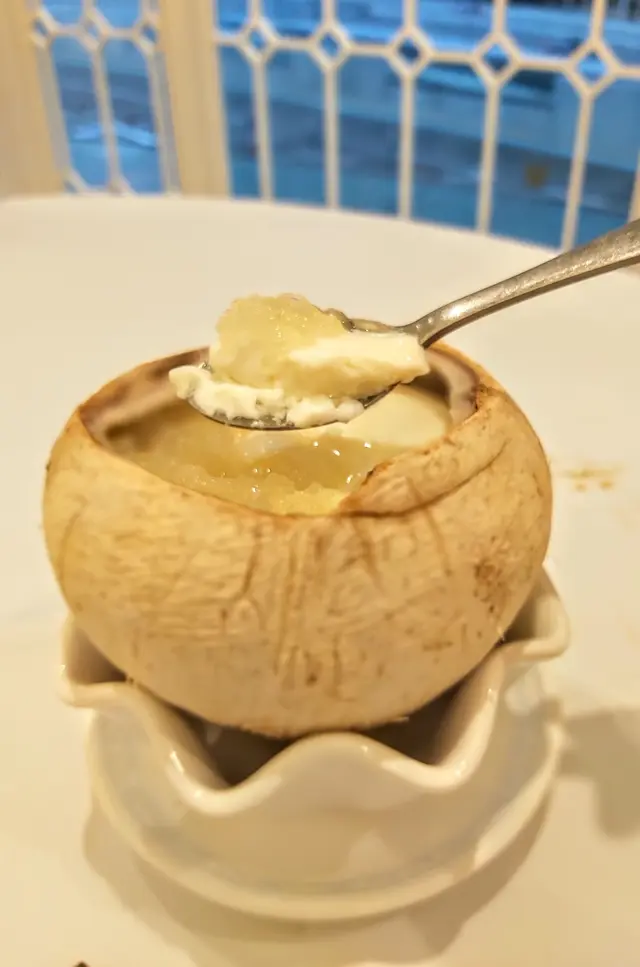 原隻椰皇燉燕窩
