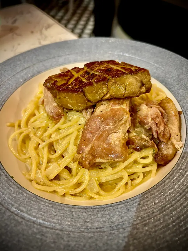 煎鴨肝油封鴨腿意粉